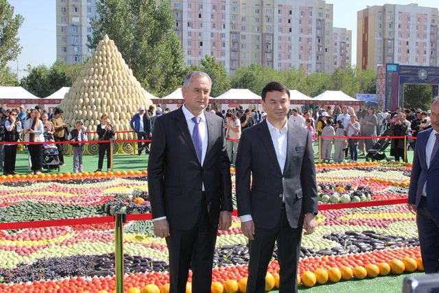 Сельскохозяйственное богатство Хатлонской области представлено на ярмарке в Алмаате