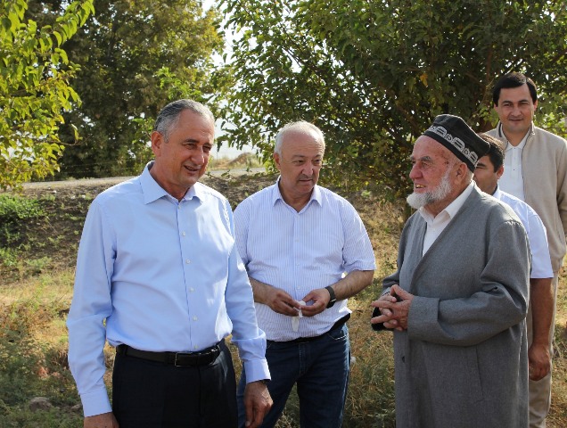 ПРЕДСЕДАТЕЛЬ ХАТЛОНСКОЙ ОБЛАСТИ ПРИНЯЛ УЧАСТИЕ В СБОРЕ ХЛОПКА