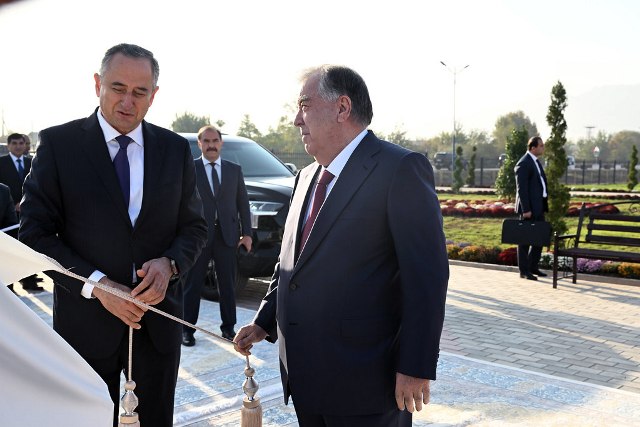 Начало рабочей поездки в Восейский район и открытие площади Государственного флага и герба